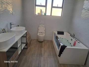 4 Bedroom Flat & Apartment