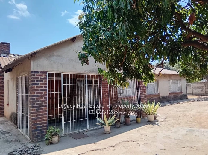 Family Home with Cottage in Mufakose