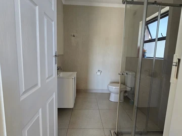 2 Bedroom Flat & Apartment