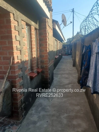 Chitungwiza 5-Bed Home with Borehole & Built-in Wardrobes