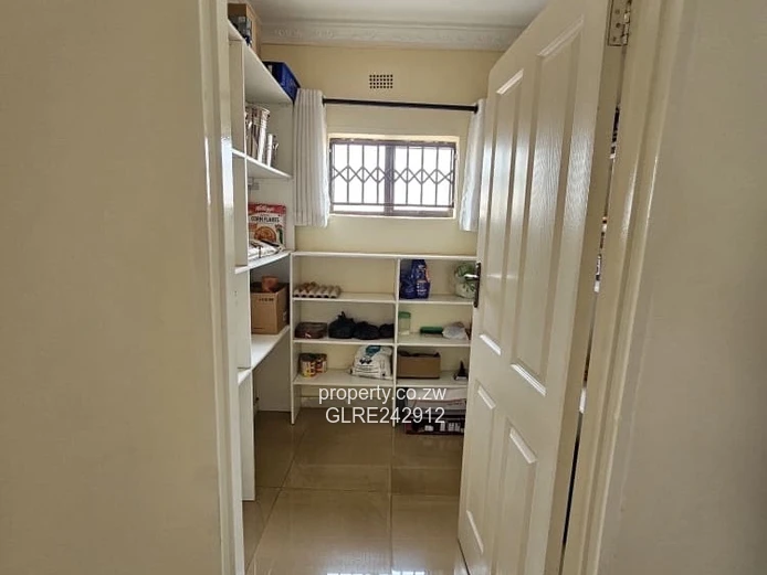 4-Bed Home with Large Paved Drive, Garden & Borehole - Sandton Park