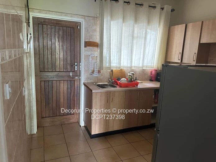 Charming 2-Bedroom Garden Flat in Avondale