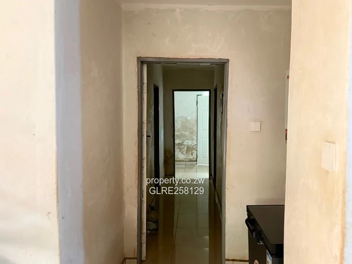Glaudina 4-Bed Home - Tiled Roof, Garage & Garden