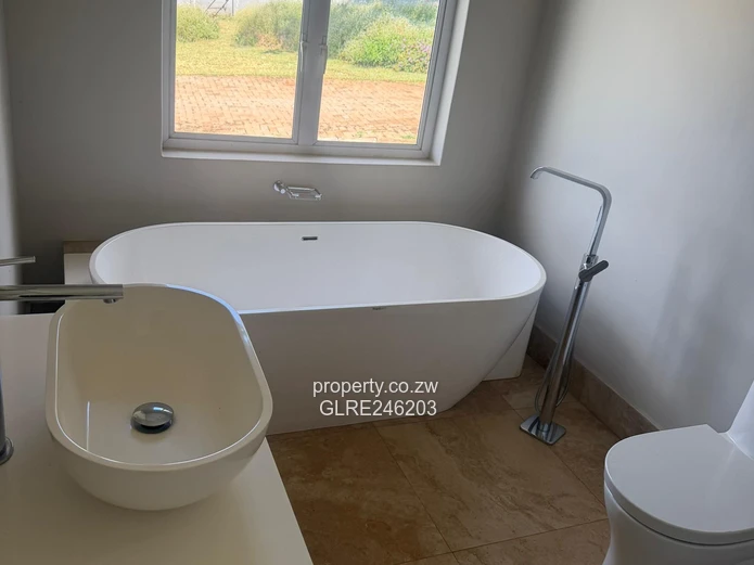Helensvale 3-Bed Home, Light Hallway, 1.81ha & Borehole