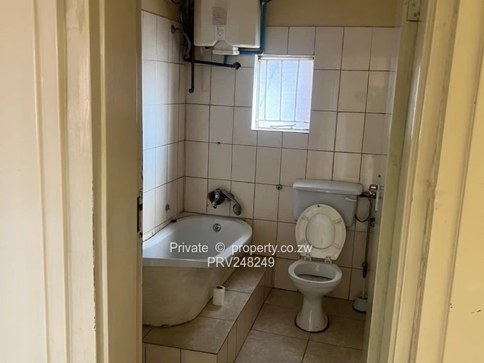 Bright 2-Bed Flat in Willowvale – Fitted Kitchen & Parking (Sole Mandate)