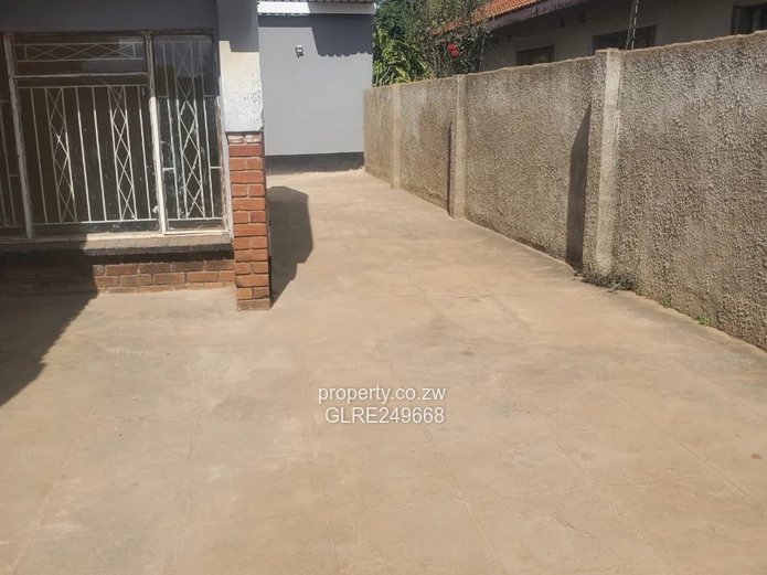 Spacious 3-Bed Marlborough Home with Borehole & Driveway
