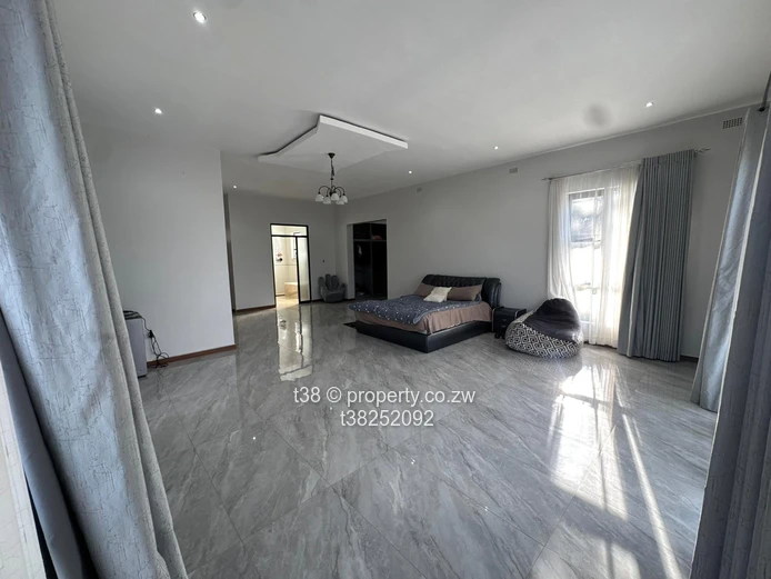 Luxury 5-Bed Umwinsidale: Pool, Terrace, Walk-in Closet & Borehole