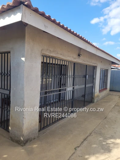 Neat 5beds on 300sqm Budiriro 3