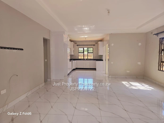 Modern 4-Bed Flat - Open Plan & Borehole in Gletwin Park