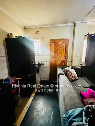 Glen Norah 3-Bed, 2-Bath Home - Walled with Verandah