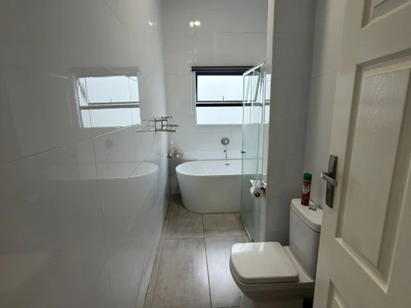 4 Bedroom Flat & Apartment