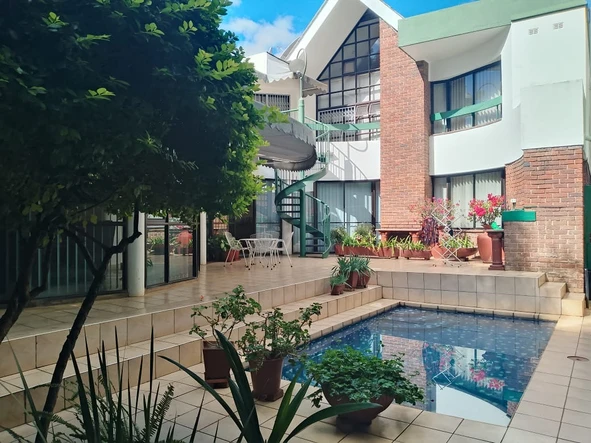 3 Bedroom Flat & Apartment