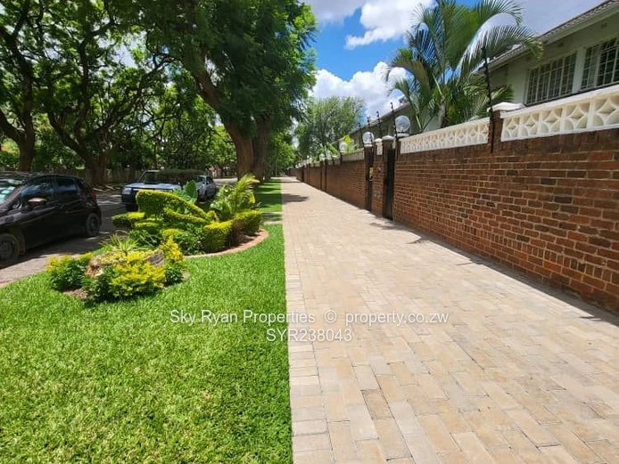 Avenues Garden Flat For Sale