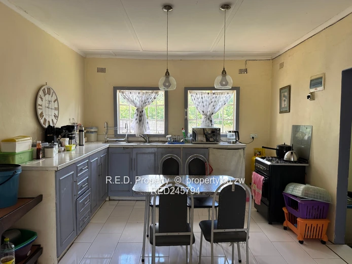 Family Home In The Heart of Burnside!