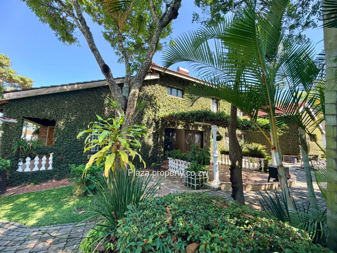 Escape to vintage luxury in the heart of Zimre Park!  (Sole Mandate)