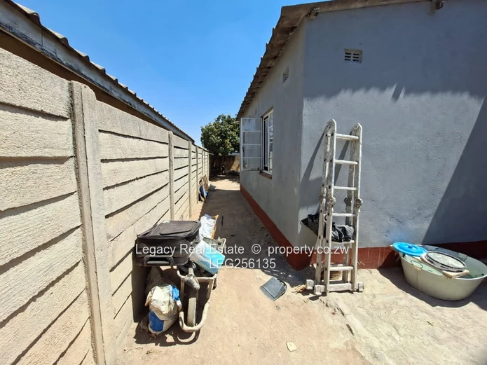 Chitungwiza 2-Bed Tiled House with Garden & Verandah
