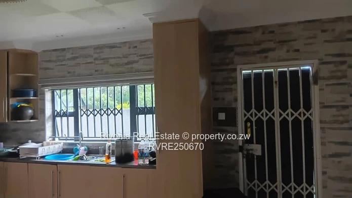 Hatfield 5-Bed Home on 1870m² — Borehole & Garage
