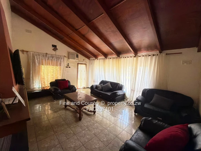 Hillside 5-Bed Home in Brilliant Location