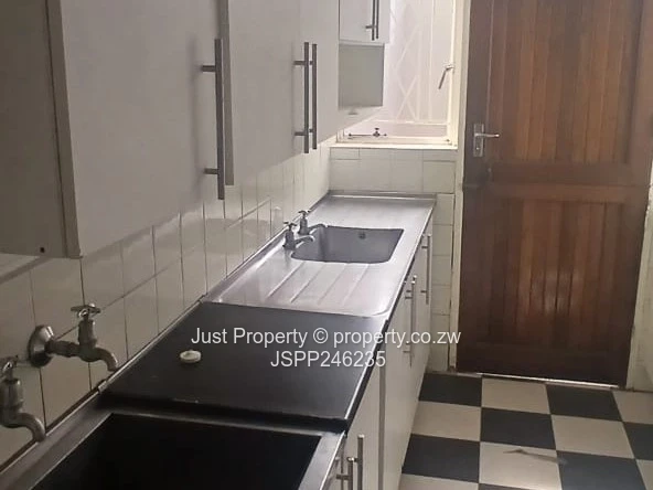 Luxurious 3 Bed Apartment in a secure Avenues Complex