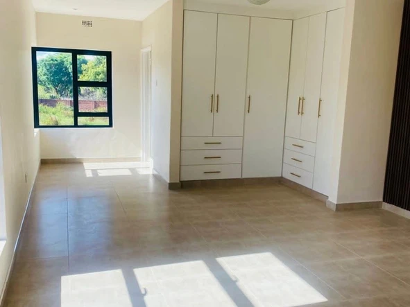 4 Bedroom Flat & Apartment