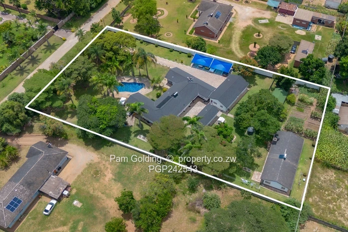 The Complete Family Estate In The Heart Of Greengrove (Sole Mandate)