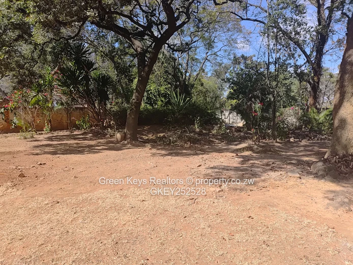 4000sqm of prime land right by the shops