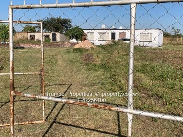 1-bed cottage  fenced 3,173m² stand, Norton, Trafalgar ZESA