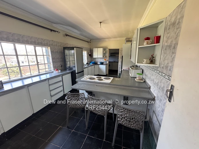 Glen Lorne: 5-Bed Family Home with Pool & Large Grounds