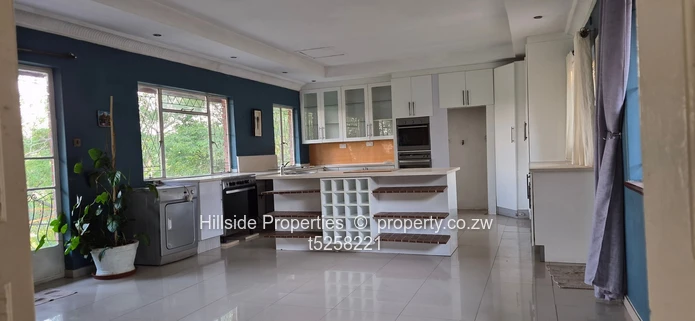Glen Lorne 4-Bed 3-Bath: Modern Glass Wall & Garden