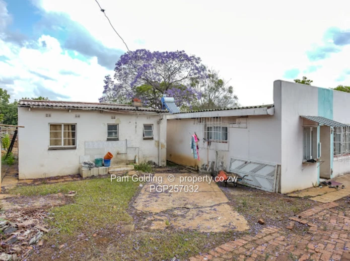 Belvedere 10-Bed Home — Pool, Tennis court Borehole & Solar (Sole Mandate)