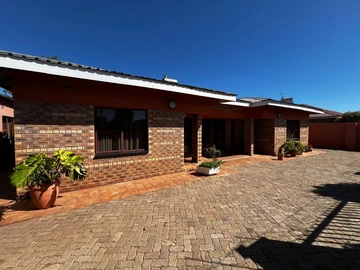 Fully furnished 6-Bedroom holiday home in Victoria Falls!