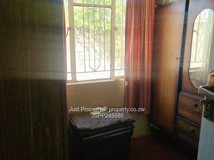 Bright 5-Bed Family Home with Garden & Secure Wall, Katanga (Sole Mandate)