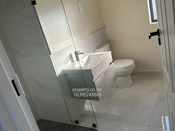 Spacious Glass-Front 3-Bed Townhouse in Bluff Hill - Borehole