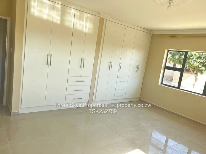 Spacious 4-Bed Home with Modern Kitchen in Windsor, Ruwa