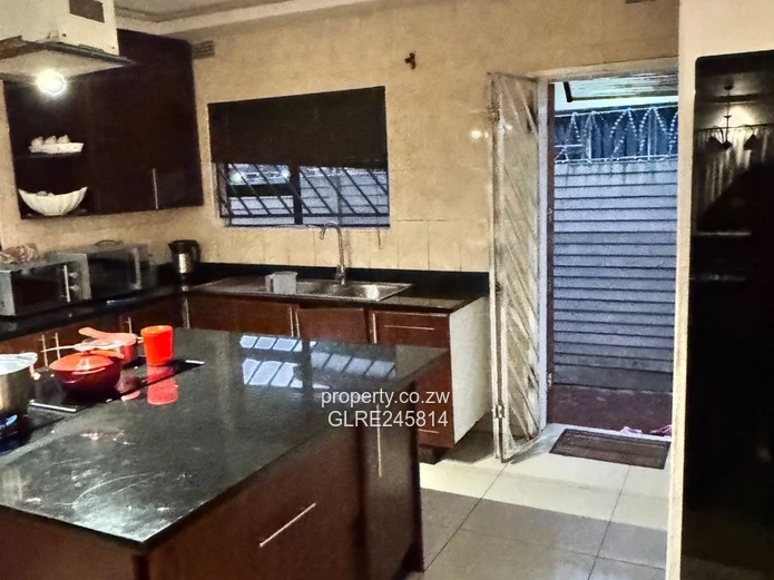 Stylish 4-Bed in Madokero - Borehole & Island Kitchen