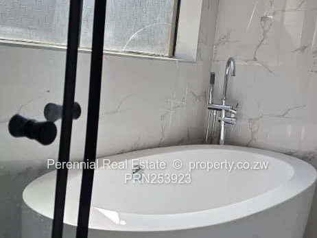 Groom Bridge 3-Bed Flat — Walled, Modern Kitchen & En-Suite