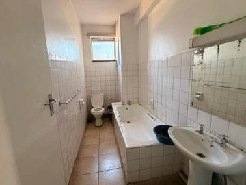 2 Bedroom Flat & Apartment