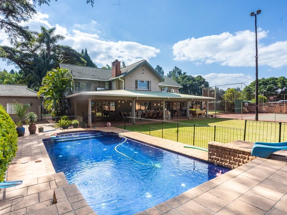 Prime Location - Grand Home Plus Two Cottages