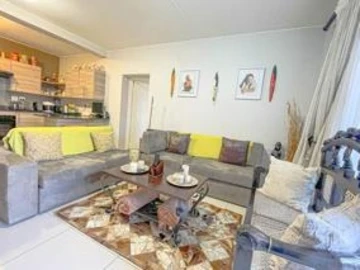 2 Bedroom Flat & Apartment