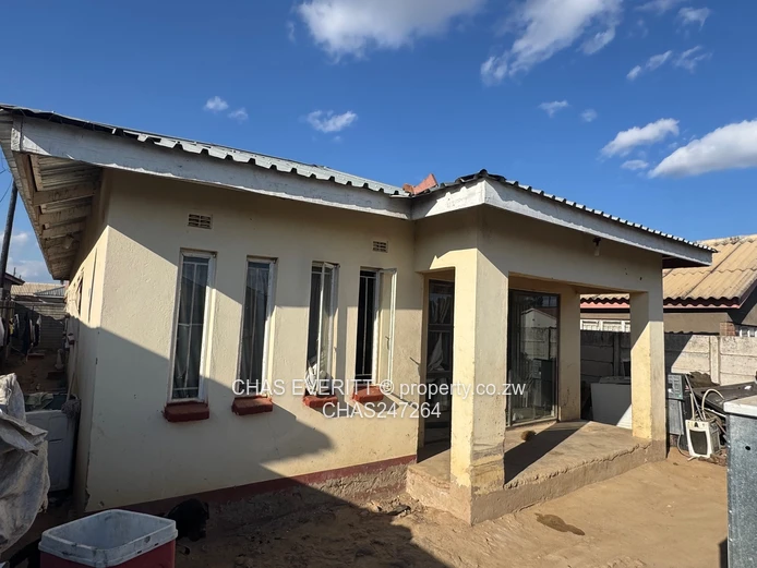 4 beds house in Unit G Makoni Seke Chitungwiza $35k