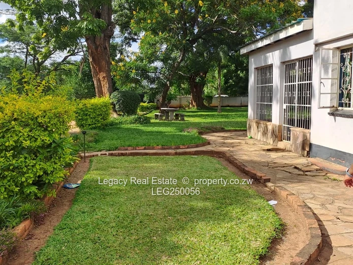 Marlborough 4-Bed Home on 0.9ha with Lush Gardens & Borehole