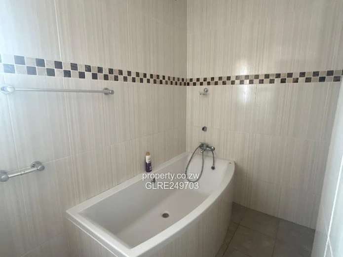 Luxurious 7-Bed Helensvale Home - 8 Baths & Borehole