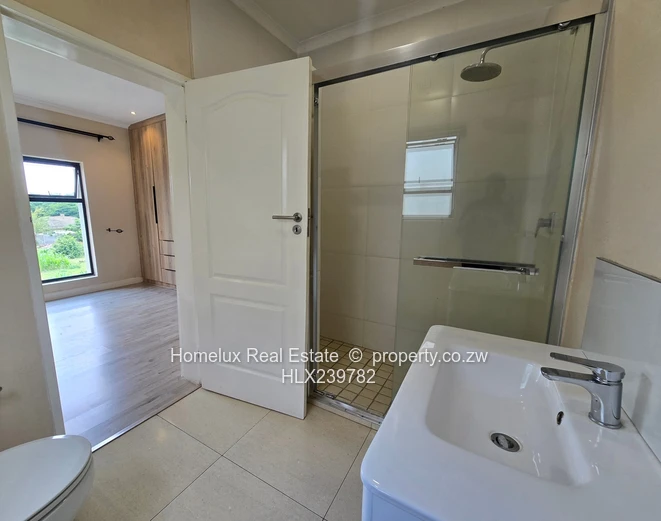 Modern 3-Bedroom, 2-Bathroom Flat in Secure Complex – Ideal Home or Investment Opportunity