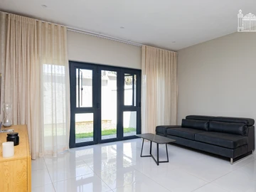 2 Bedroom Flat & Apartment