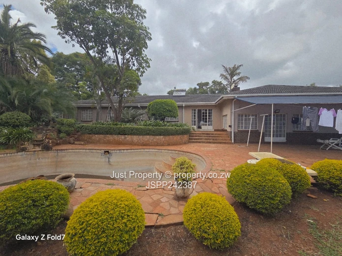Borrowdale Road Frontage House sitting on 4008sqm