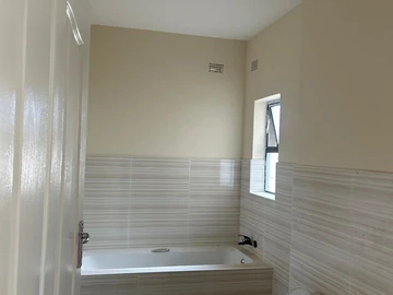 2 Bedroom Flat & Apartment