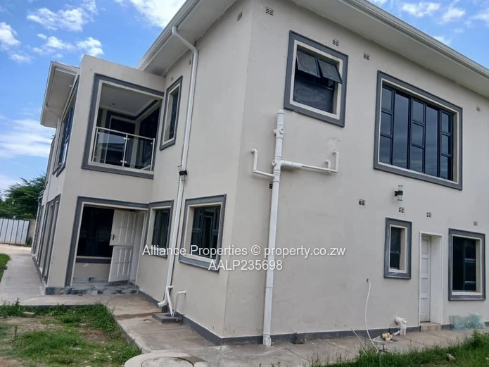 Newly Built 5-Bedroom Spacious, Stylish Cluster with Borehole in Strathaven 