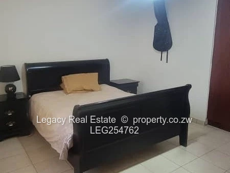 3-Bed Westgate Flat – Tiled, Built-ins & Bar (Sole Mandate)