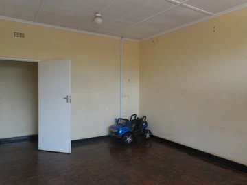 2 Bedroom Flat & Apartment