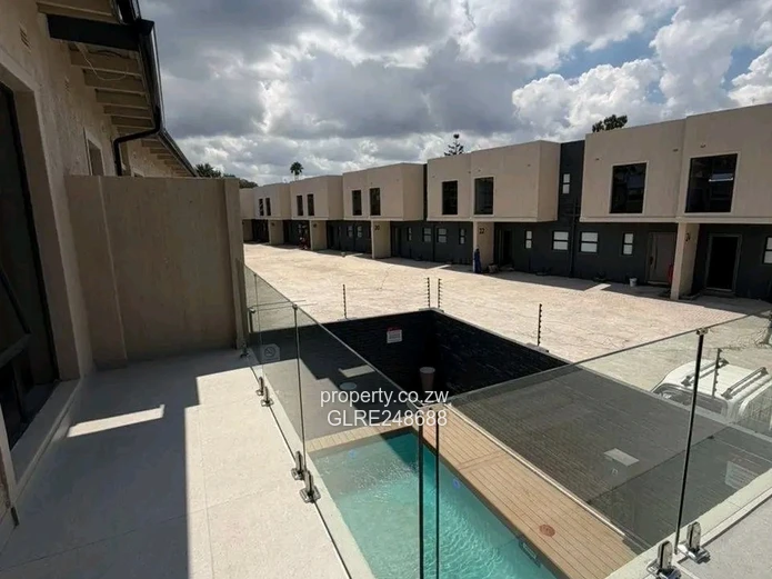 Modern 2-Bed Townhouse with Pool & Borehole — Strathaven